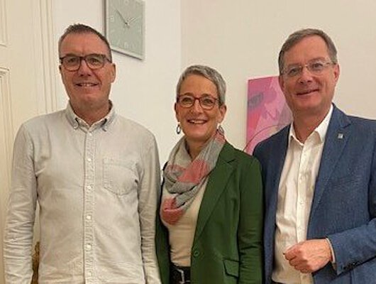 v.l.n.r.:  GF Stefan Burgstaller, Projektmanagerin Sabine Pesl (BIZ-Up), Obmann Mag.(FH) Bernhard Zwielehner